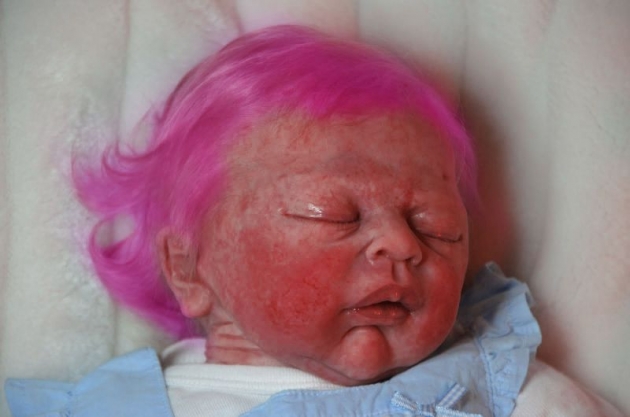 Elle colore les cheveux de son bébé de deux mois...résultat