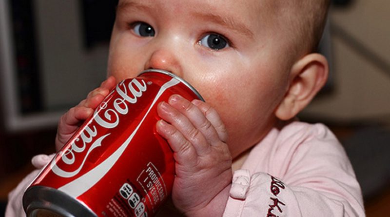 France  Deux petits nourris essentiellement au CocaCola par leur papa